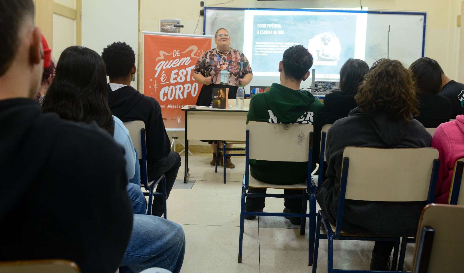 Jessica Balbino propõe oficinas para desafiar estereótipos entre jovens estudantes