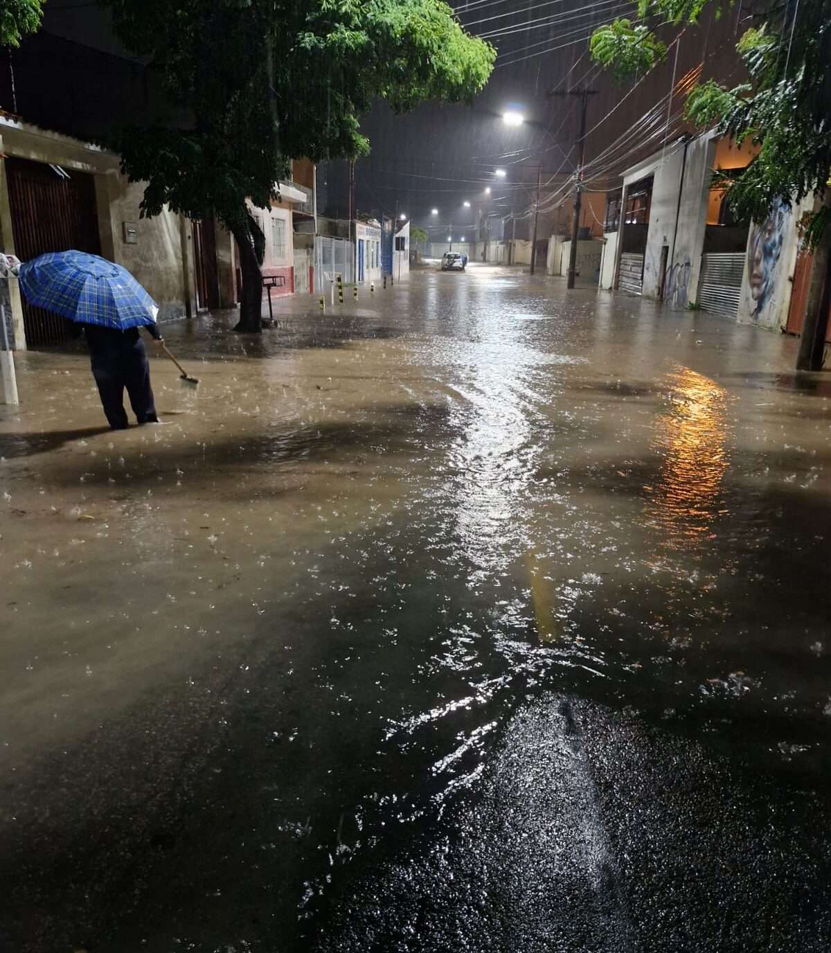 Moradores enfrentam novo alagamento em rua do Country Club