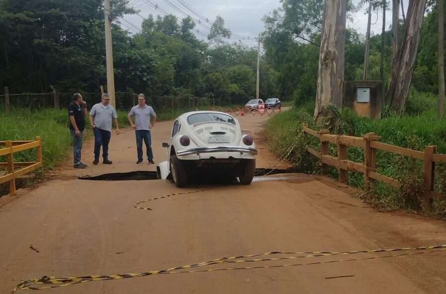 Avenida Celanese: Fusca fura bloqueio e cai em buraco da ponte