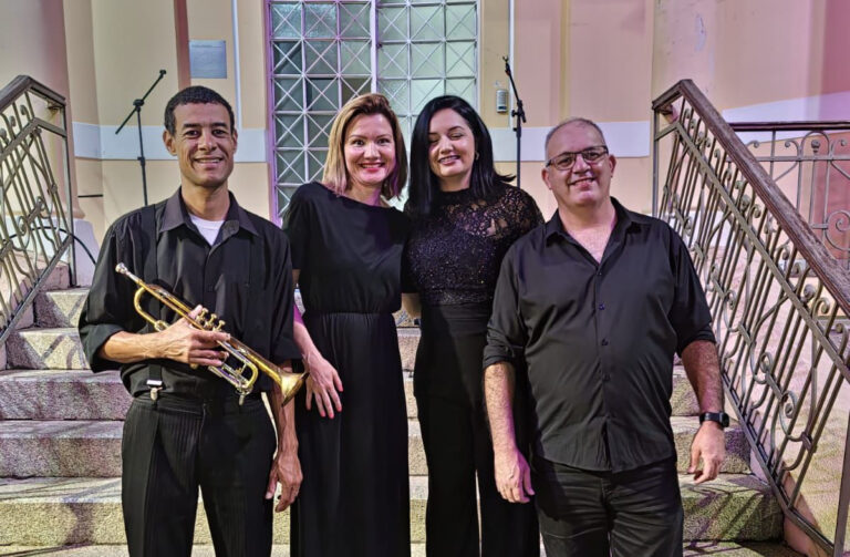 Corais celebram o encanto do Natal pelas ruas de Poços