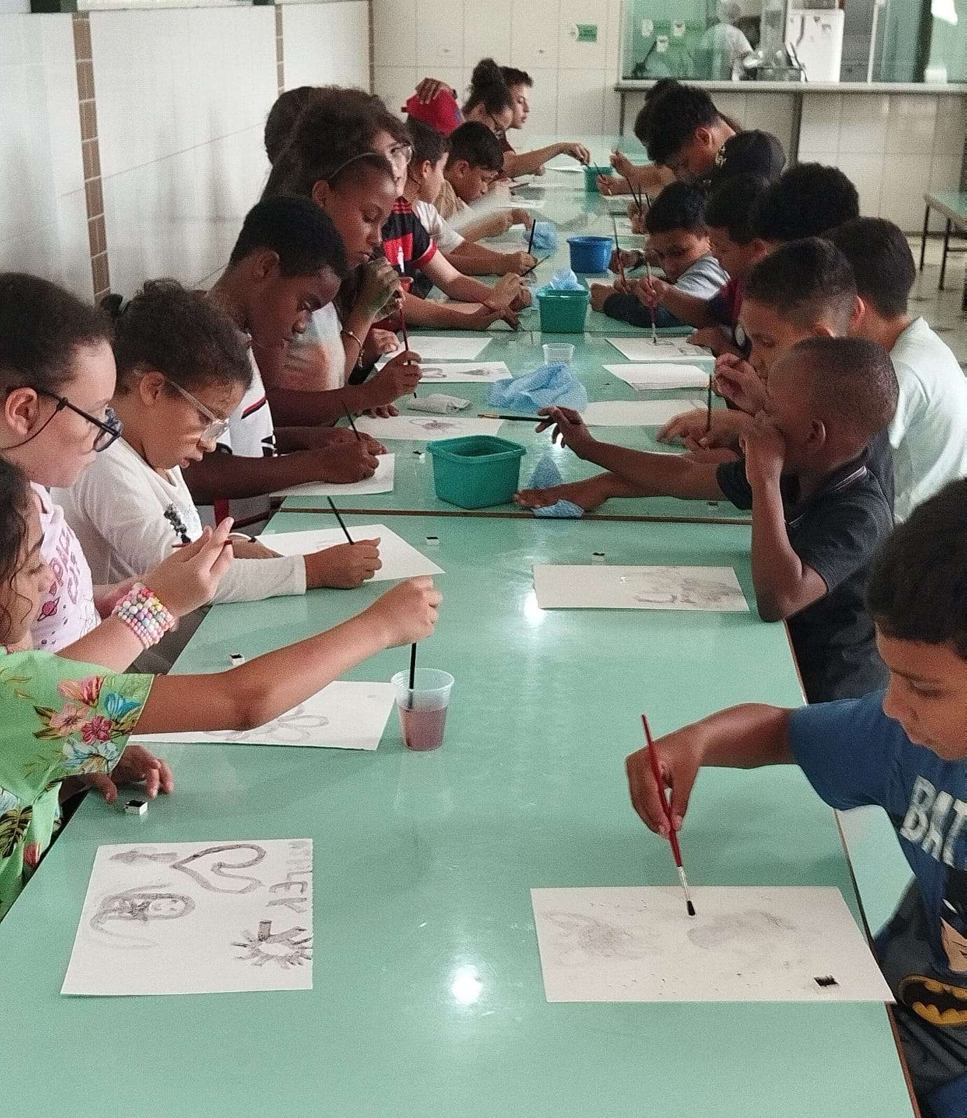 Projeto de artes leva experiência com tintas naturais às escolas