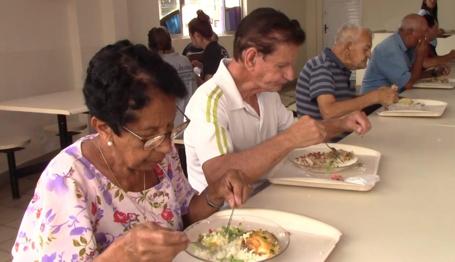 Restaurante Popular mantém tradição de almoço especial de Natal