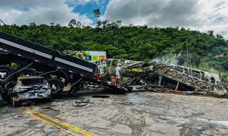 acidente entre carreta e ônibus