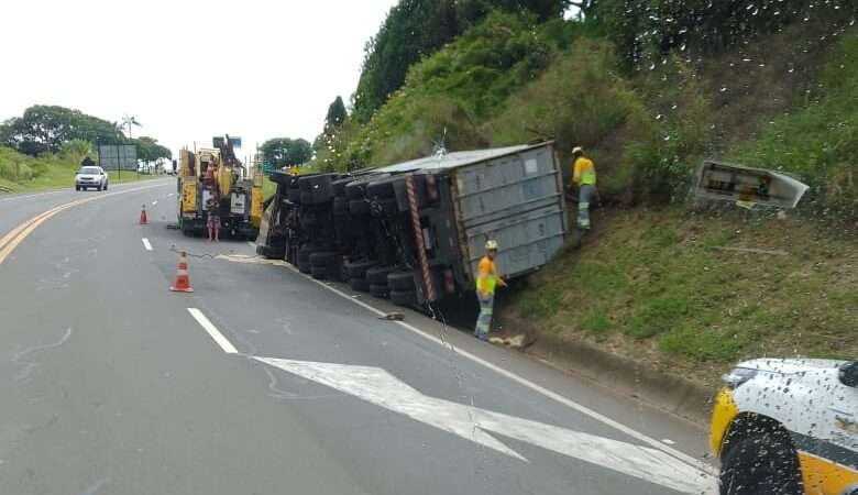 Motorista sai ileso de tombamento de caminhão