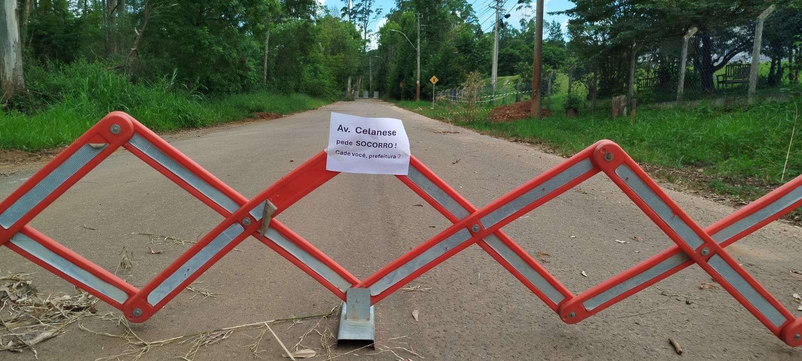 Cidadão protesta e deixa recado em barreira de contenção da avenida Celanese