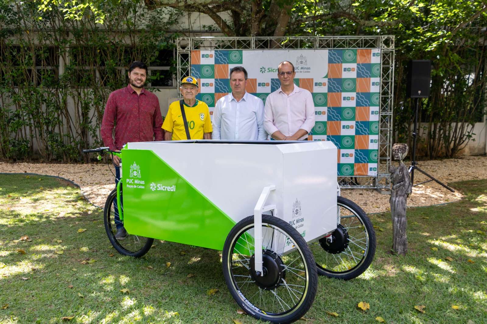 Catador de recicláveis de Poços ganha protótipo de veículo elétrico para as coletas