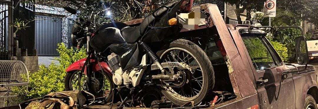 Motociclista foge da PM, atravessa sinais vermelhos e quase atropela pedestre