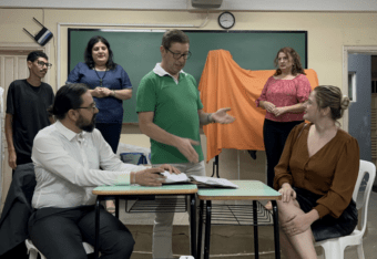 Cia Teatral Mundano encanta alunos com “O Guarda-Roupa da História”