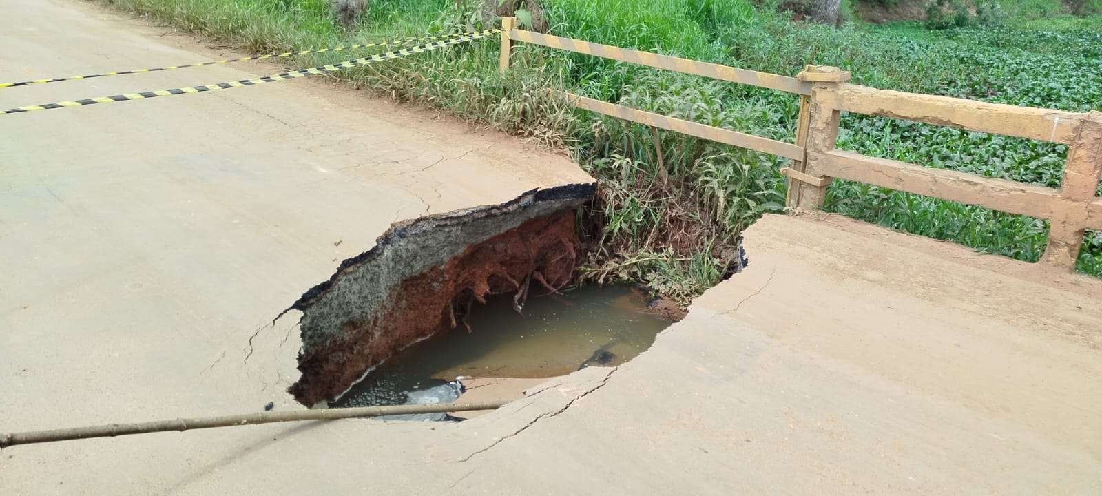 Asfalto cede e avenida Celanese é interditada