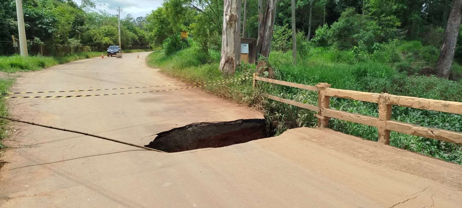 Asfalto cede e avenida Celanese é interditada