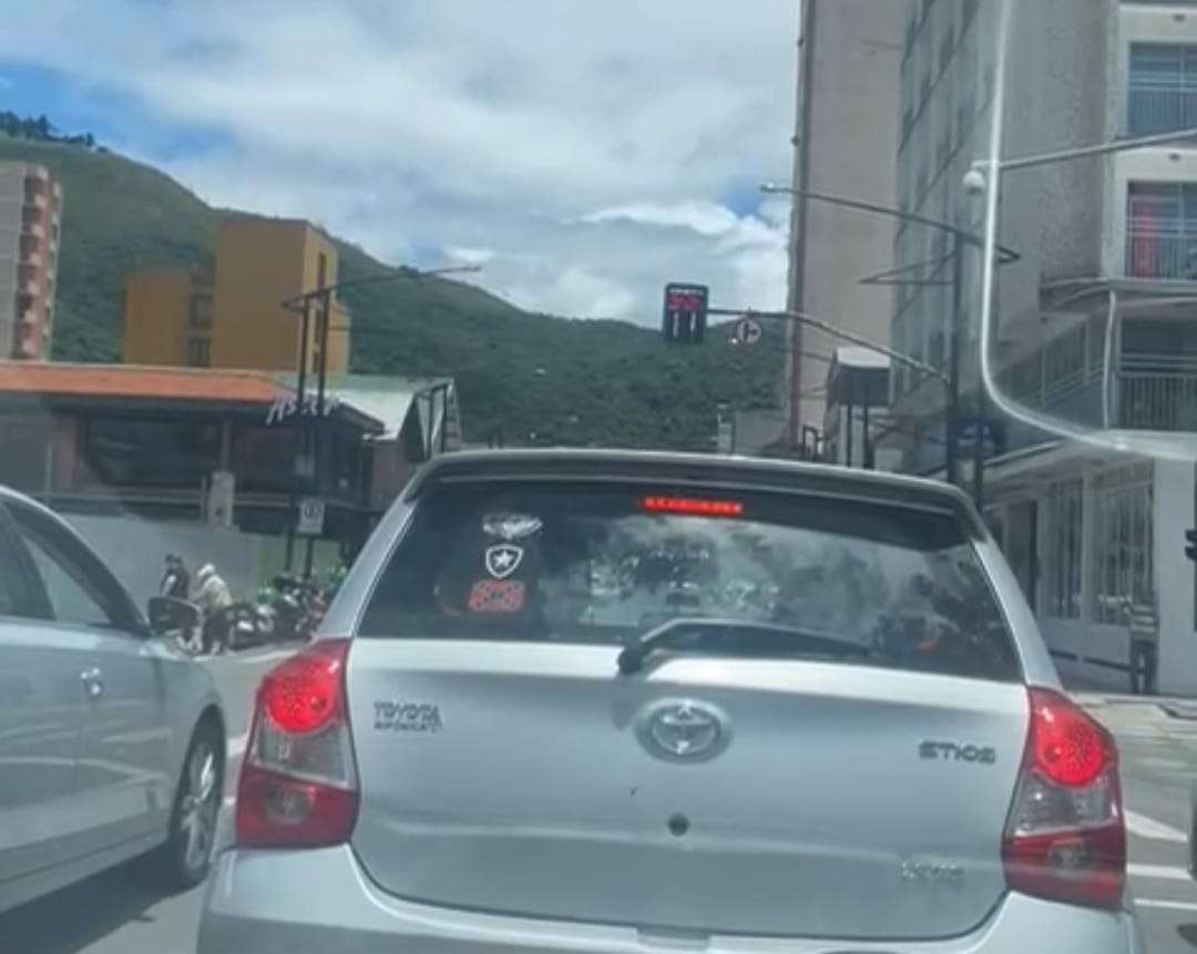 Carro é flagrado em Poços com bandeira dos Confederados, símbolo escravagista (foto: redes Sociais)