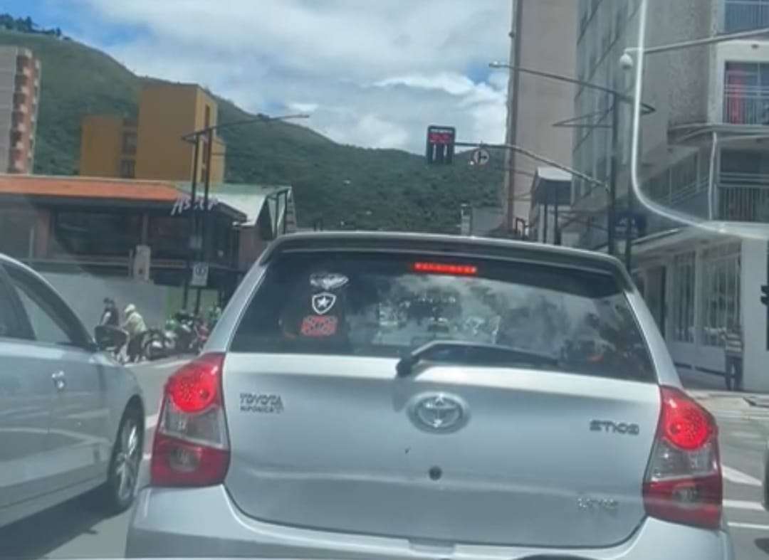Carro é flagrado em Poços com bandeira dos Confederados, símbolo escravagista