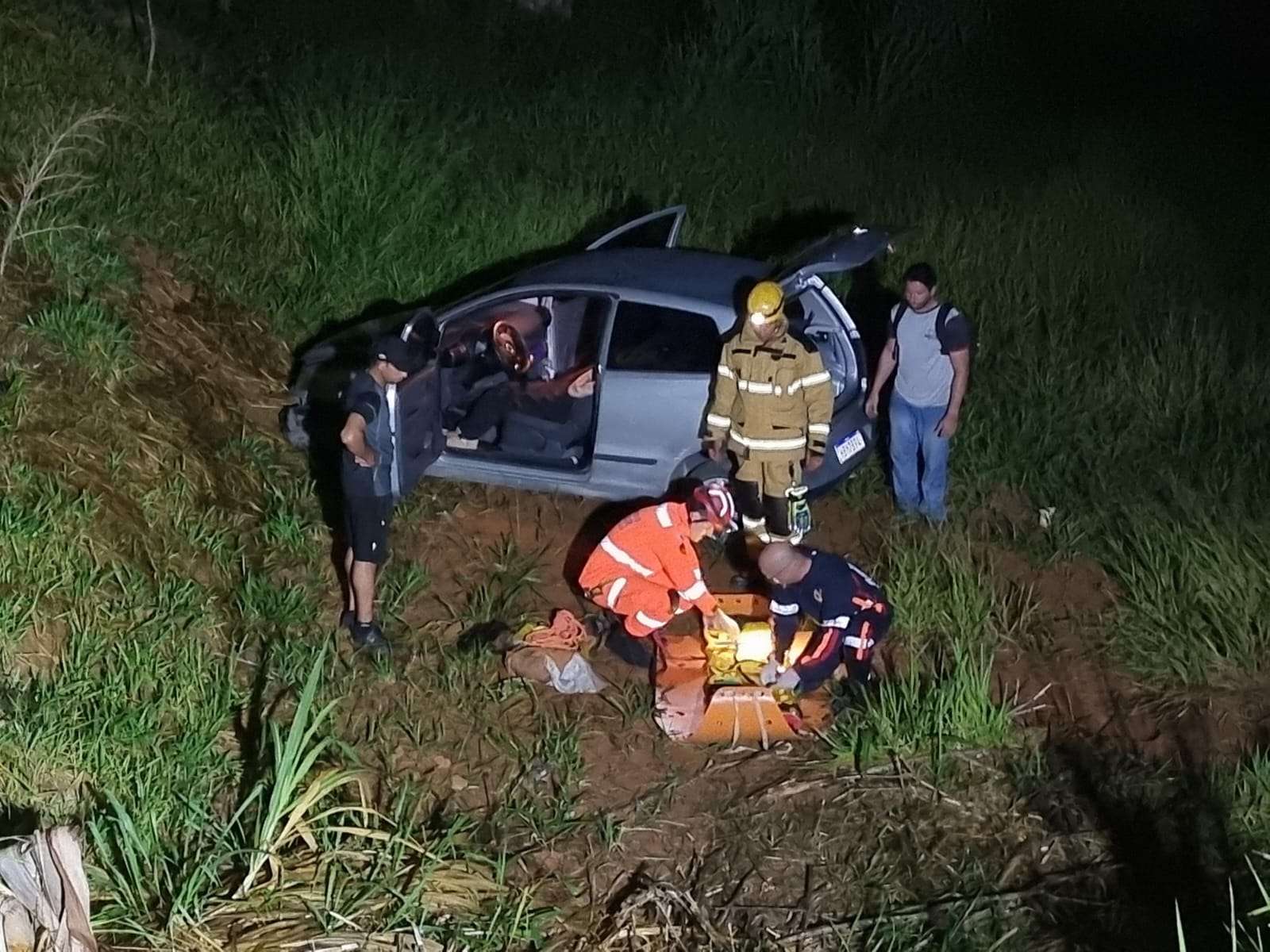 Motorista é resgatada após cair com o carro em ribanceira na MG-455