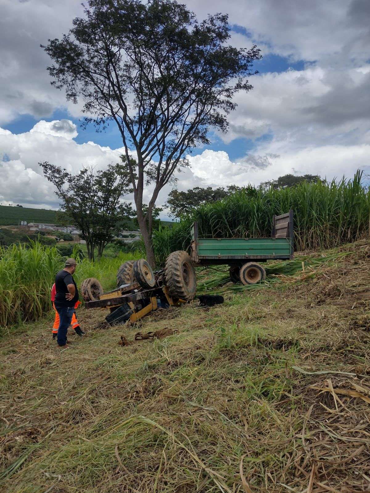 Trabalhador morre ao capotar trator e ficar preso