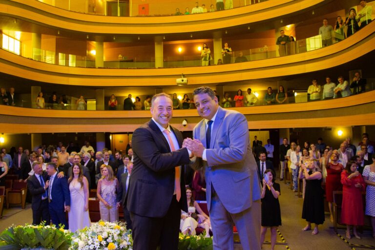 Novos prefeito e vice de Poços tomam posse em solenidade no Palace Casino