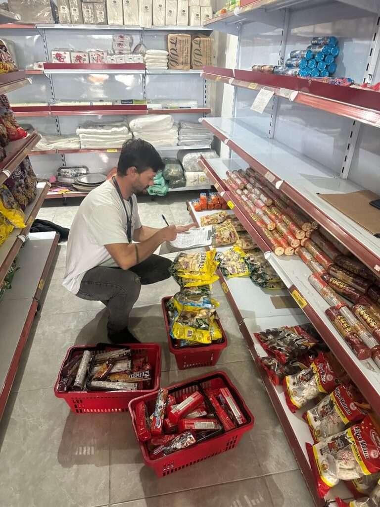 Procon e Vigilância Sanitária apreendem produtos vencidos em comércio no centro