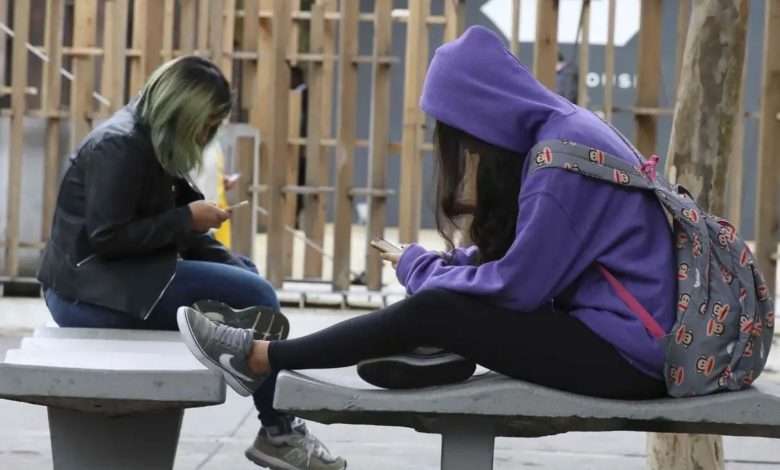 Especialistas apontam desafios para restrição de celular nas escolas