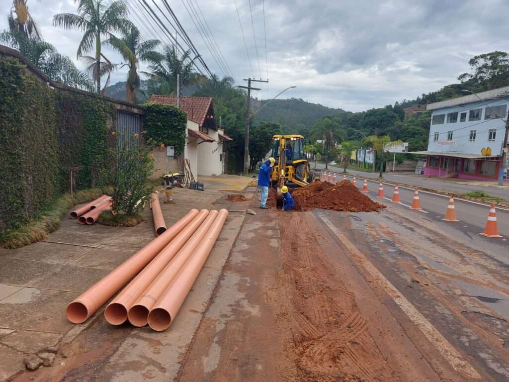 Avenida João Pinheiro recebe mais 1.360 m de tubulações de esgoto