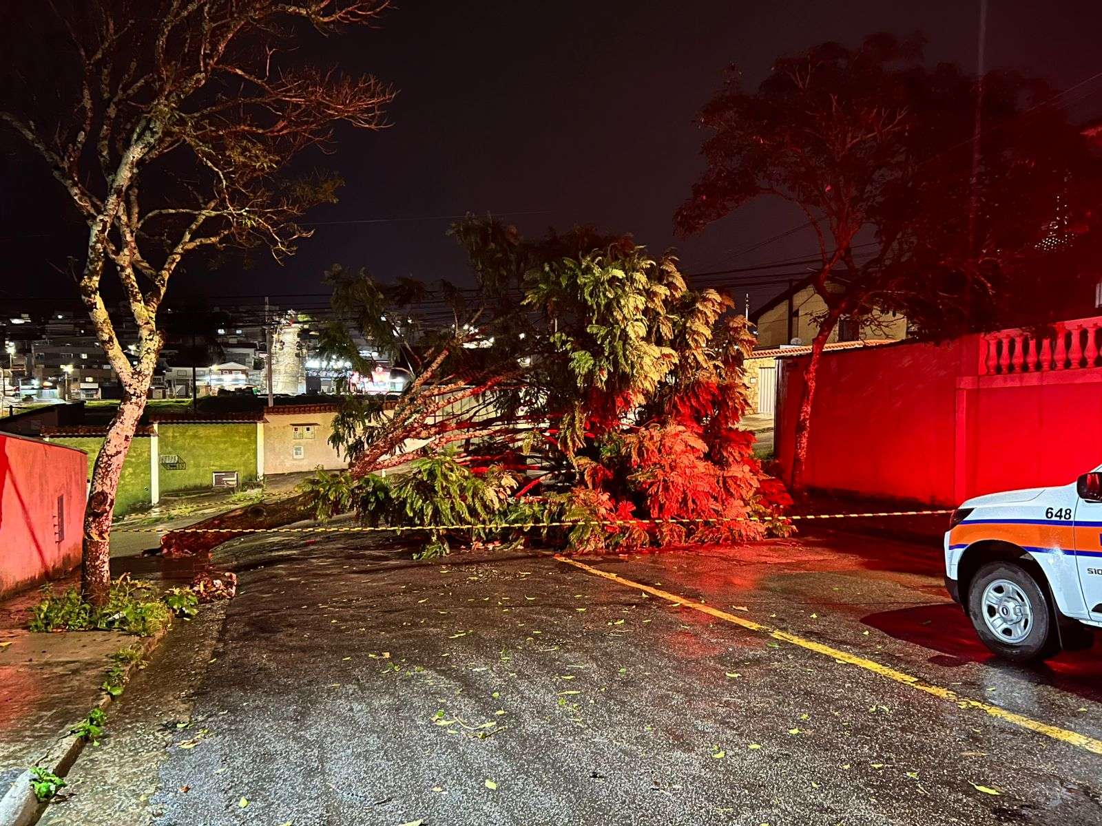 Chuva forte deixa uma pessoa desalojada e vários pontos de alagamentos