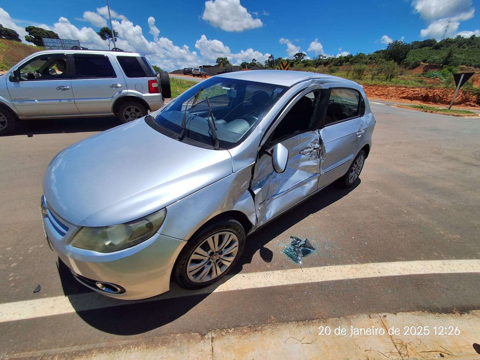 Professora fica levemente ferida ao ter o carro atingido por caminhão em Andradas