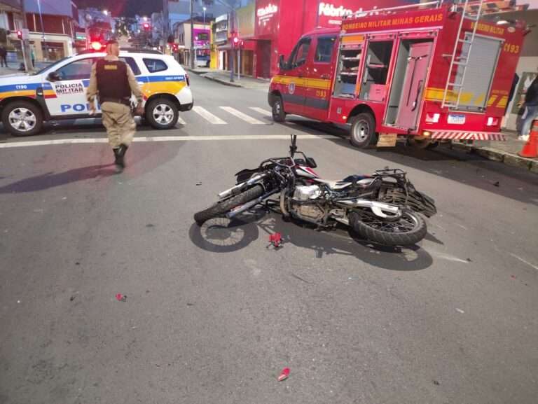 Motociclista morre após atropelar pedestre