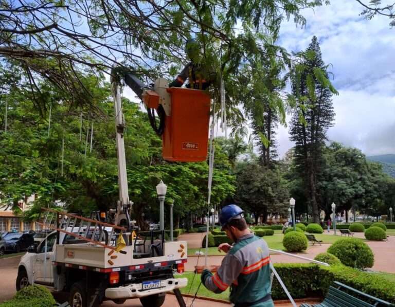 Decoração de Natal começa a ser retirada das ruas de Poços