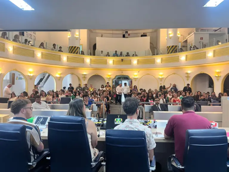 Mais de 200 pessoas participam da Conferência LGBTQIAPN+ no plenário da Câmara