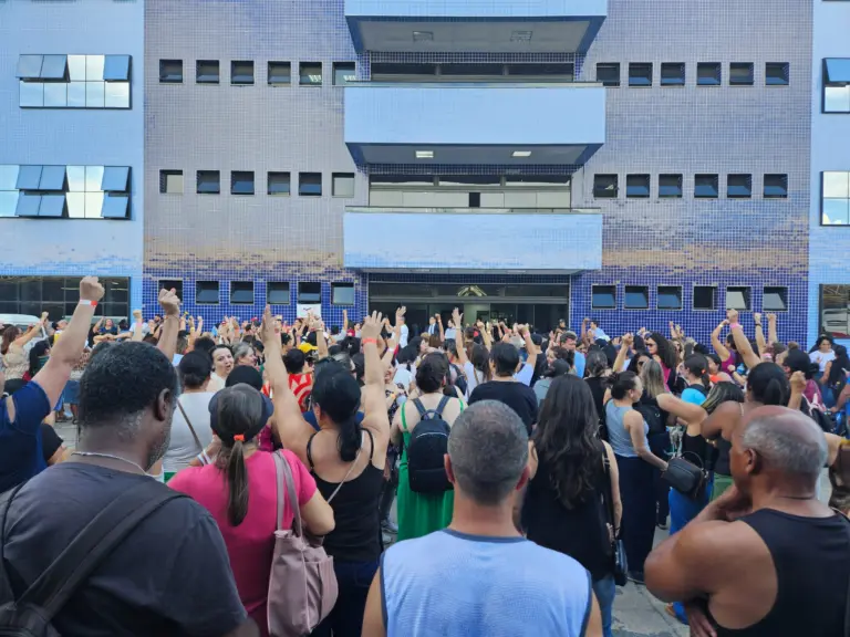 Assembleia em frente ao Centro Administrativo decidiu pela greve (foto: divulgação)