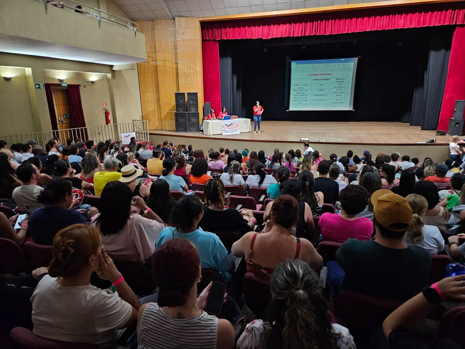 Servidores rejeitam proposta da administração e marcam nova Assembleia com indicativo de greve