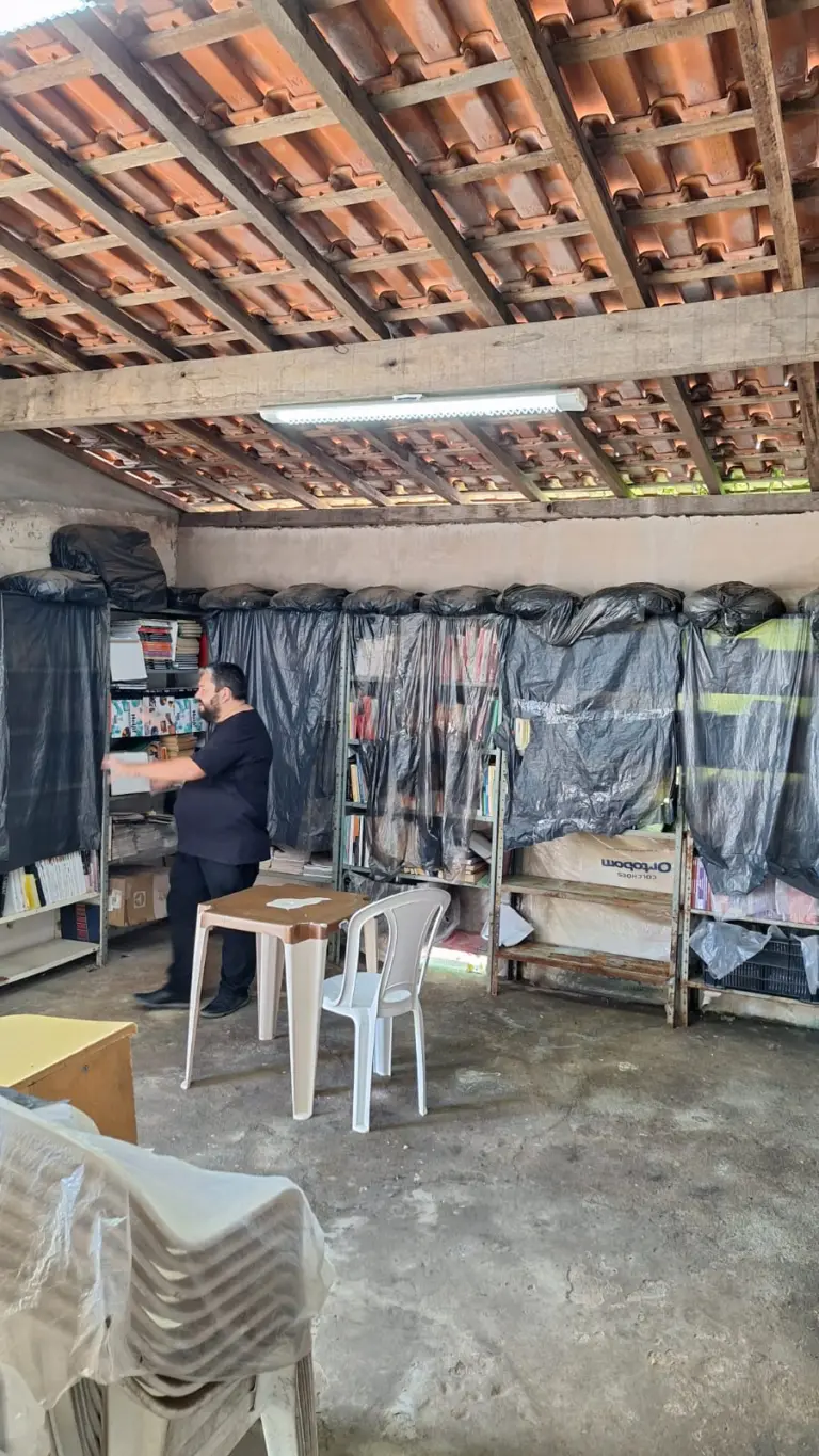 Vereador denuncia situação precária de biblioteca na zona sul; secretário anuncia mudança de local