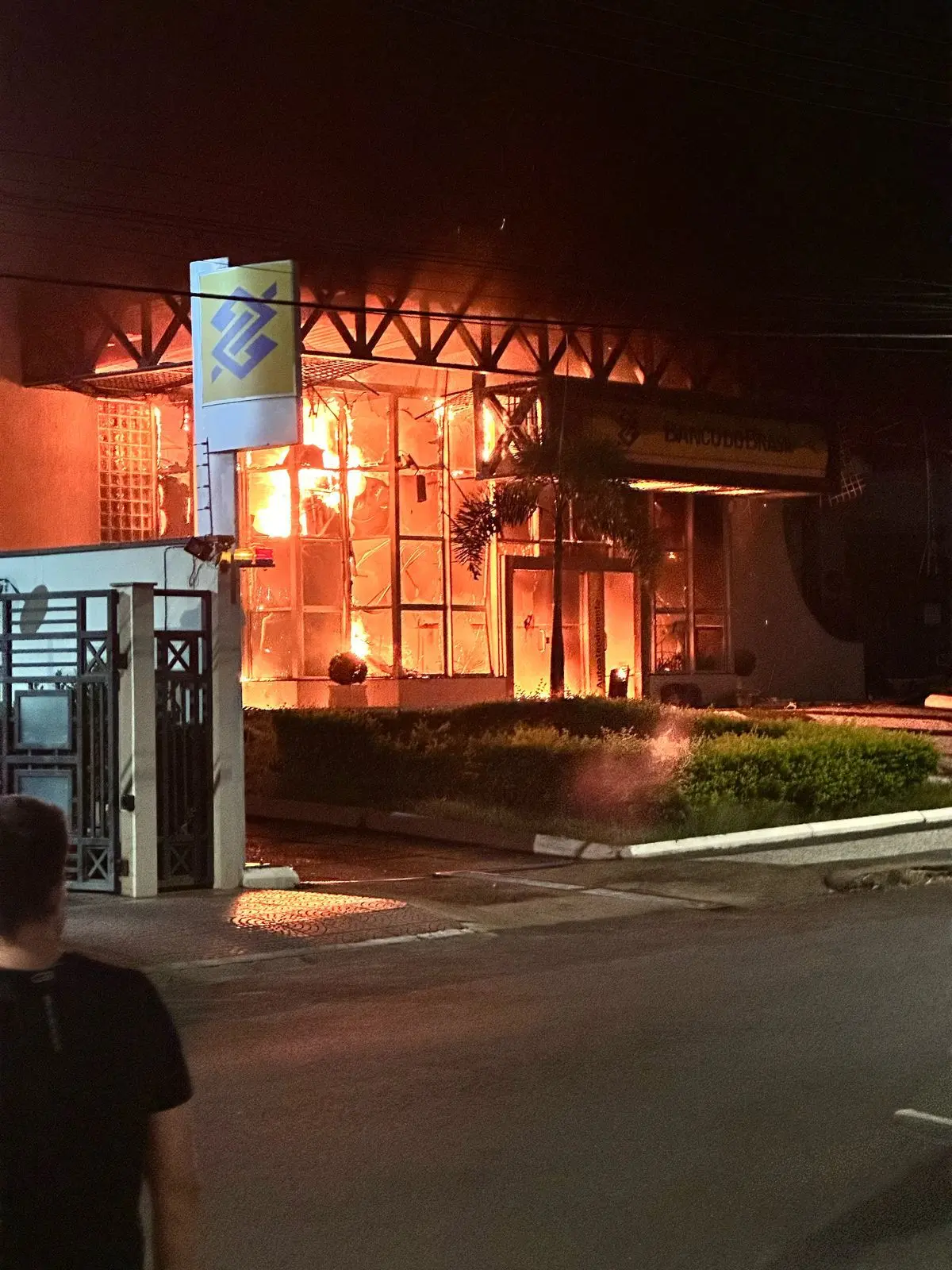 Incêndio destrói agência do Banco do Brasil em Jacutinga