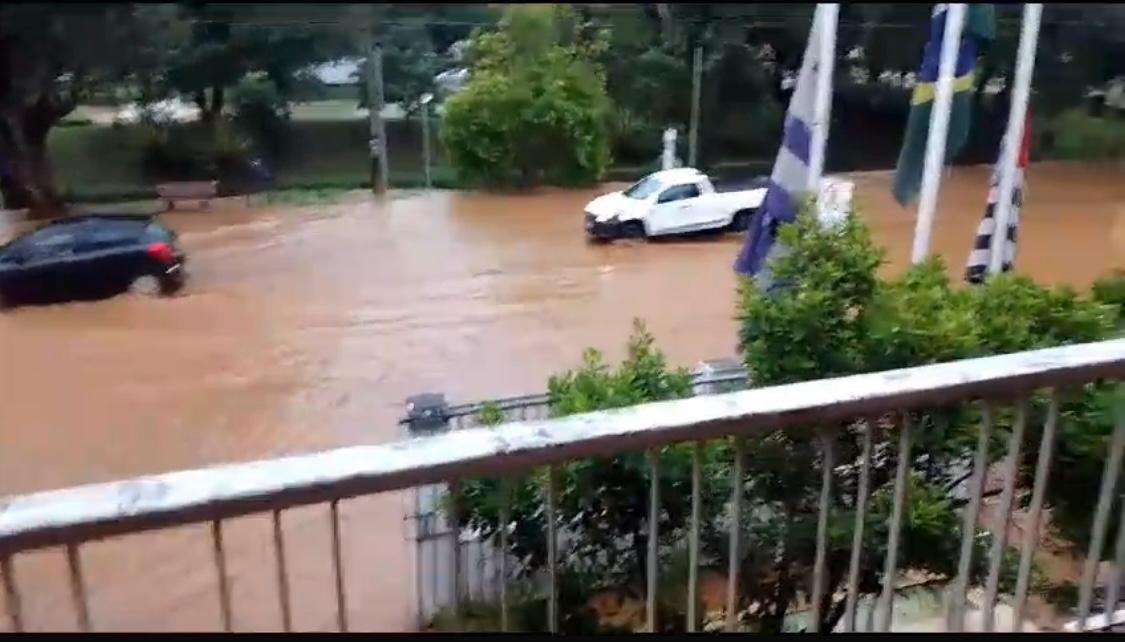 Alagamentos causam transtornos em Águas da Prata