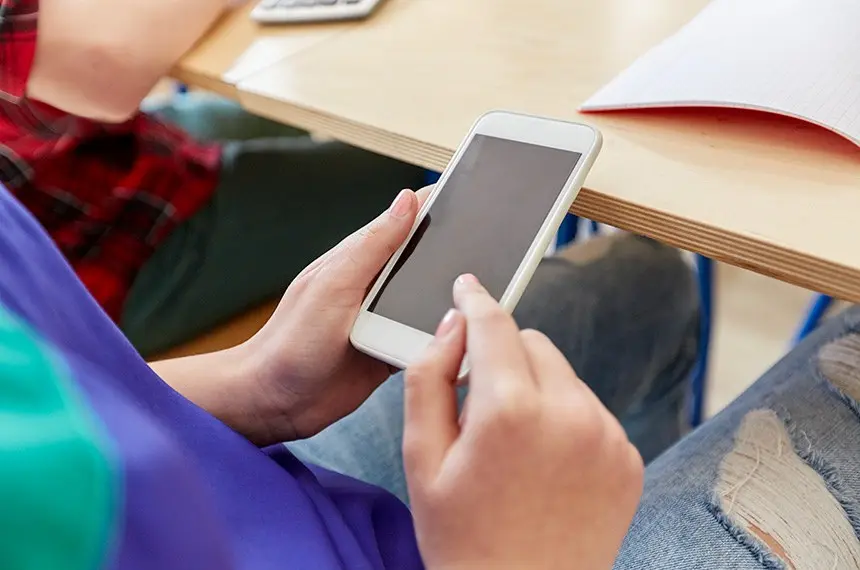 Escolas municipais de Poços têm autonomia para definir uso de celulares