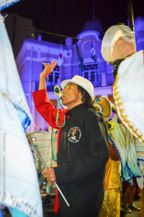 Mestre Bucha comanda a bateria da Saci-Pô (foto: Rossmaly Borges/Seleçõe