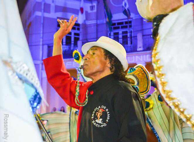 Mestre Bucha comanda a bateria da Saci-Pô (foto: Rossmaly Borges/Seleçõe