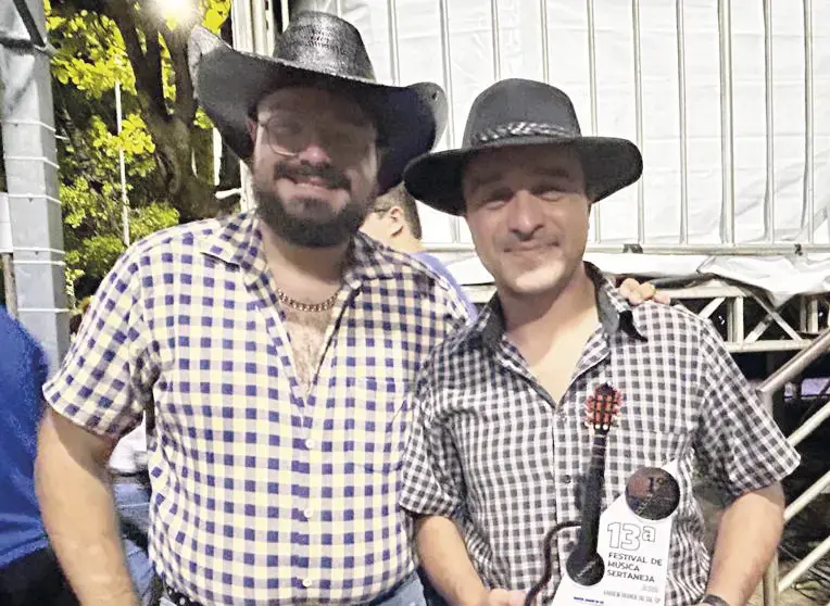 Dupla poços-caldense vence festival de música sertaneja em Vargem Grande do Sul