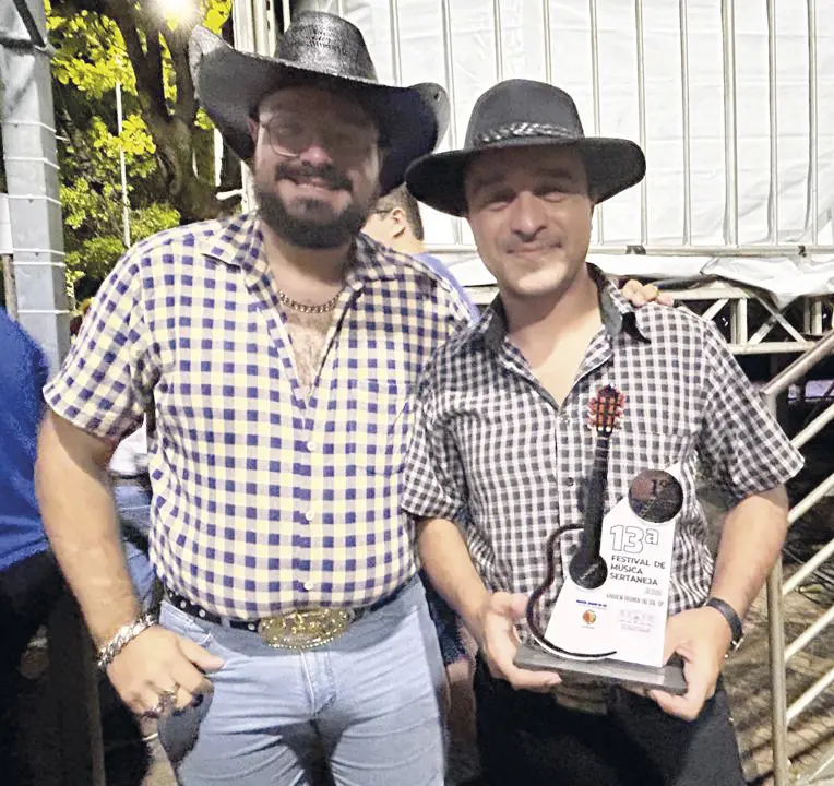 Dupla poços-caldense vence festival de música sertaneja em Vargem Grande do Sul