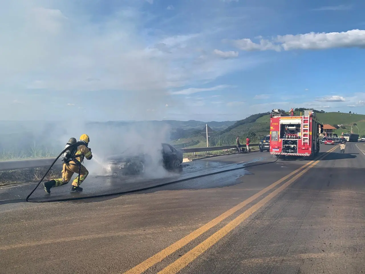 Incêndio em veículo mobiliza bombeiros na serra do selado