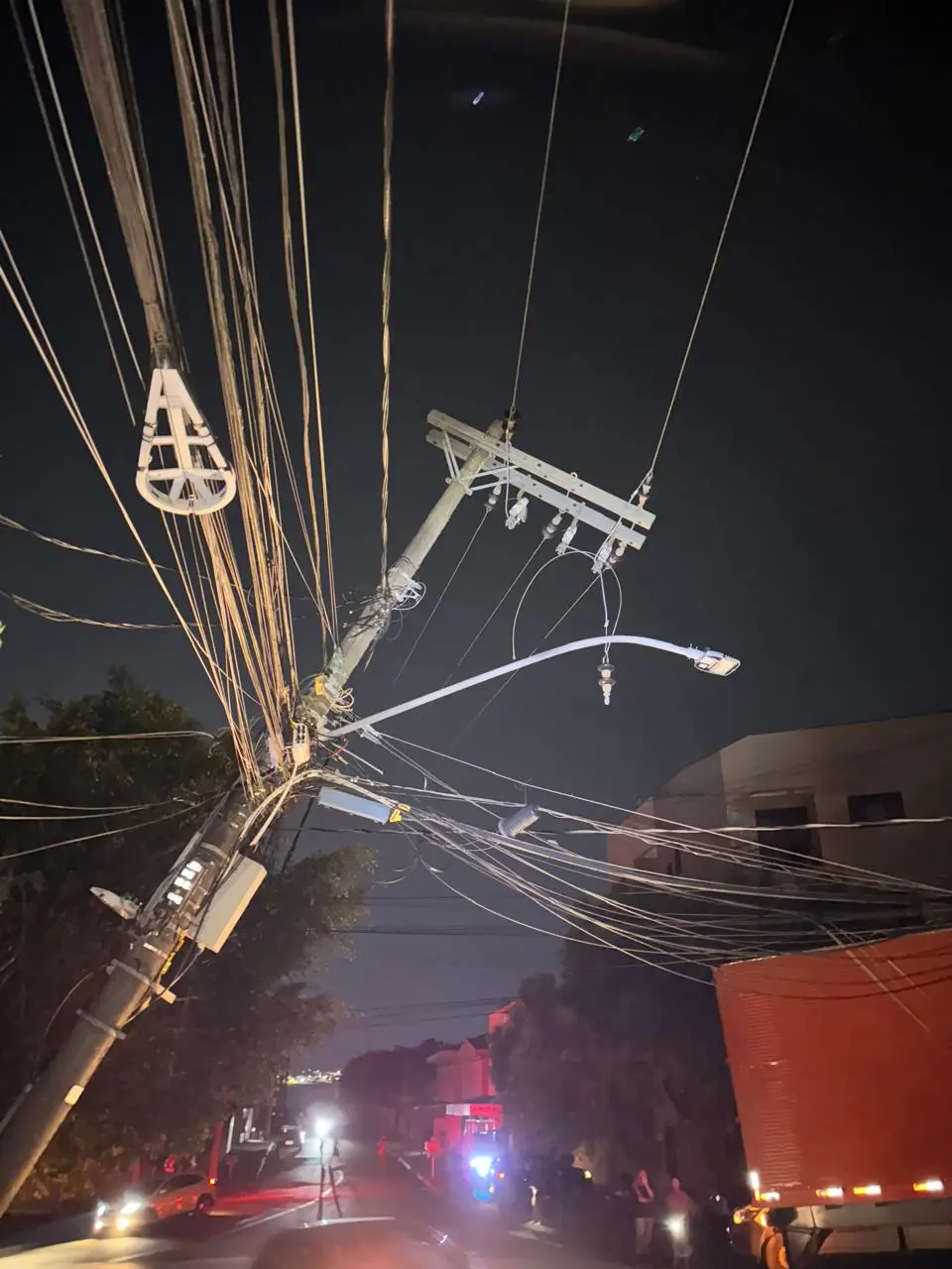 Carreta derruba poste e deixa mais de 3 mil imóveis sem energia na zona oeste