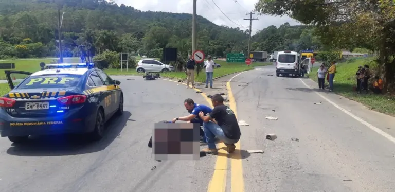 Motociclista bate em van na rotatória da MG-877
