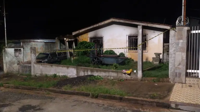 Incêndio atinge casa abandonada no bairro Santa Rosália