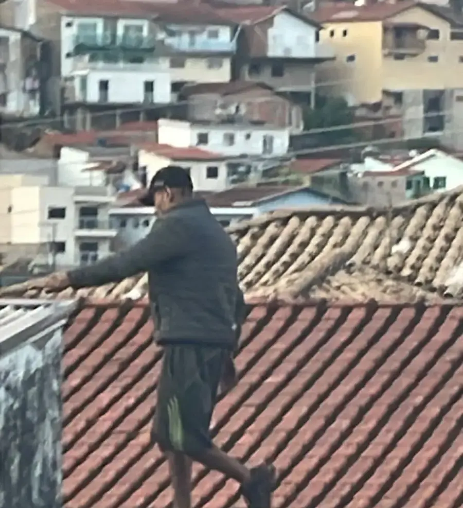 Homem passa horas em telhados do bairro Primavera