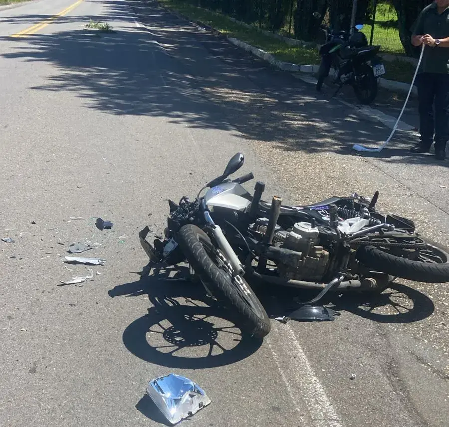 Motociclista fica ferido em acidente no trevo do Veú das Noivas