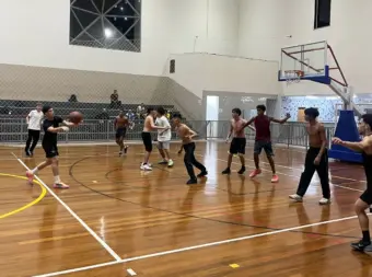 Poços Ativa oferece aulas gratuitas de basquete para jovens