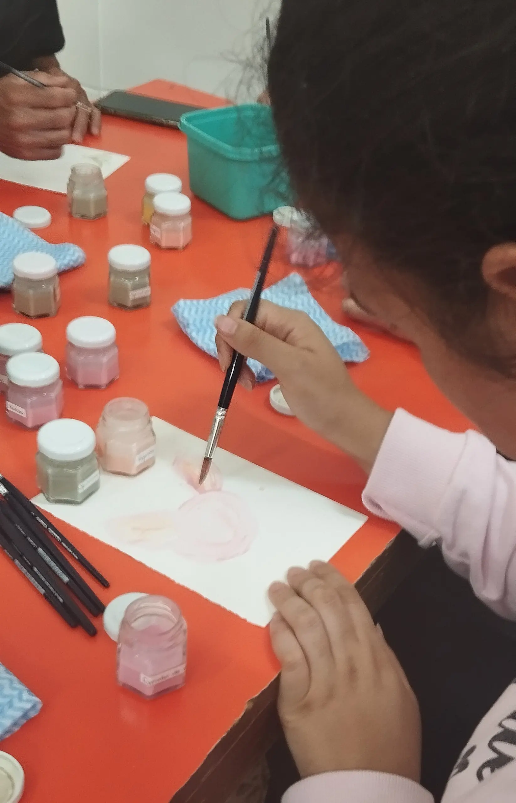 Alunos participam de projeto de artes com pigmentos naturais