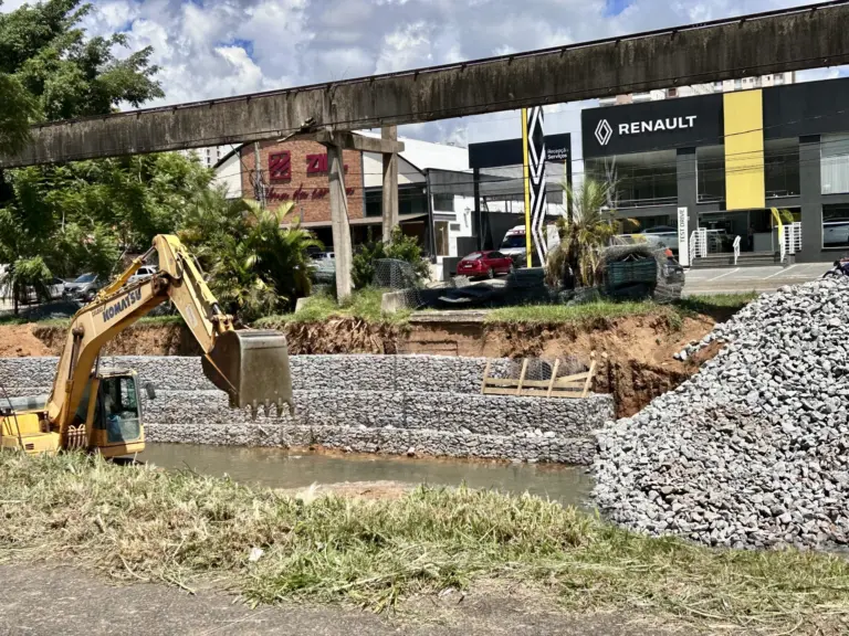 Gabiões são instalados em novo trecho da avenida João Pinheiro