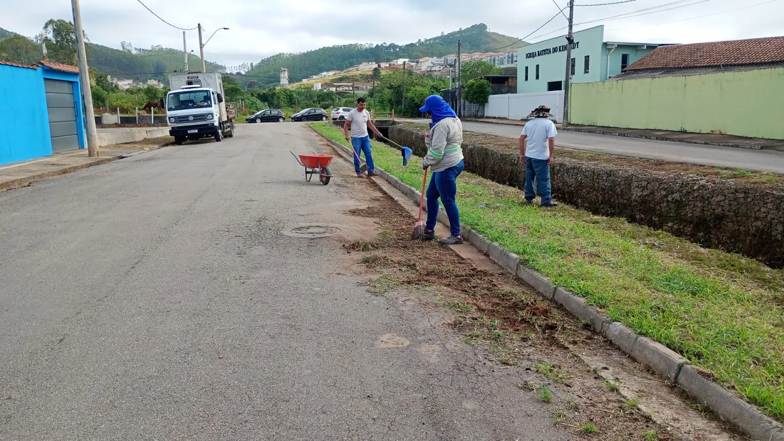 Córrego na zona sul recebe limpeza