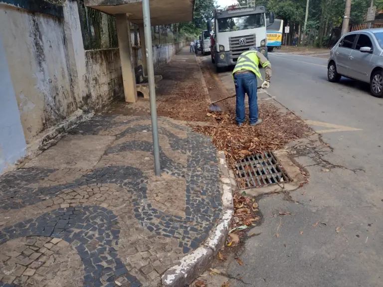 Bueiros e bocas-de-lobo do centro recebem limpeza