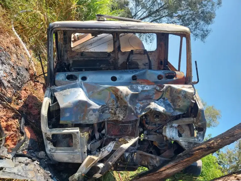 Motociclista morre e caminhão pega fogo