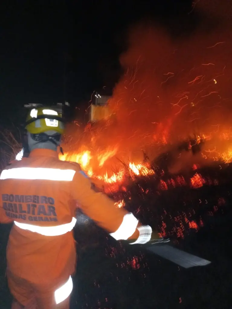 Bombeiros combate incêndio em vegetação no Jardim Panorama, em Andradas